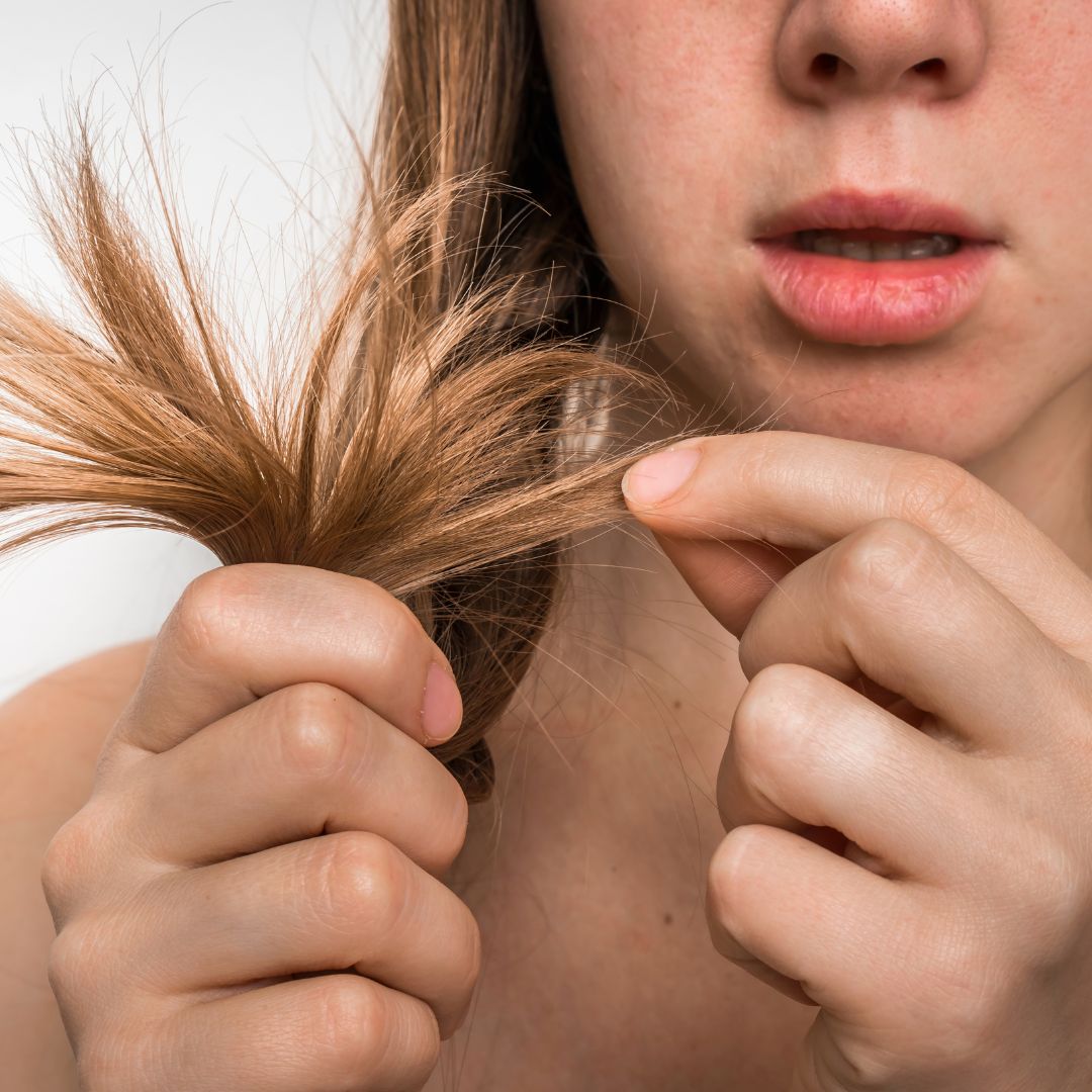 Capelli rovinati dopo il mare? La strategia pre e post spiaggia per salvarli da salsedine e cloro